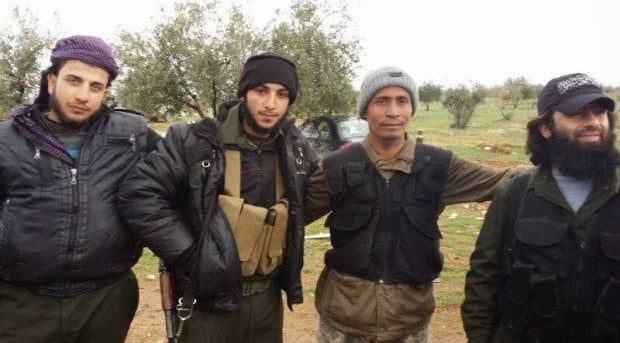 Ustaz Lotfi Ariffin (second from right) with unidentified ISIL fighters