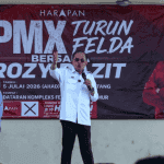 Anwar Pledges to Resolve Felda Housing Woes