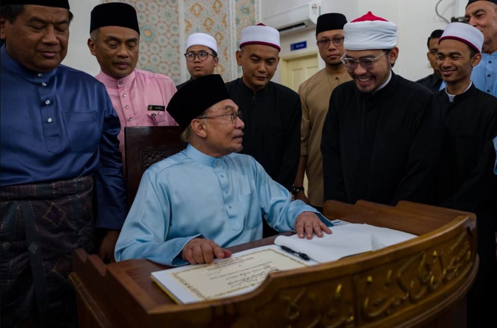 Anwar Ibrahim early general election calls