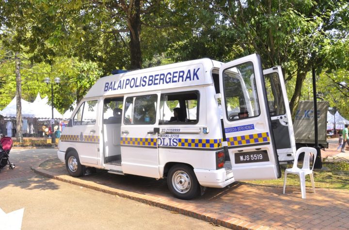 mobile police station Najib house arrest