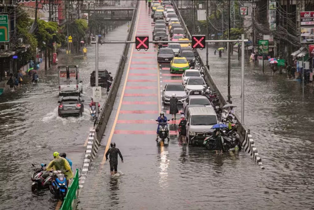Bangkok disaster zone 50 districts flooding