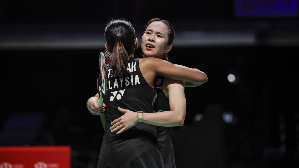 Pearly Tan and M. Thinaah defeated Japan's Suzuki and Yamakita to win the Denmark Open, ending Malaysia's 18-year wait for the women's doubles crown.